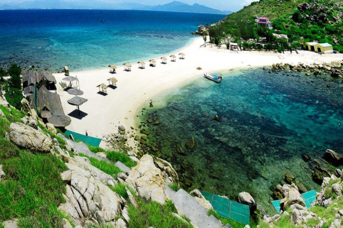 Đảo yến là 1 trong 10 địa điểm thu hút khách du lịch của Nha Trang 