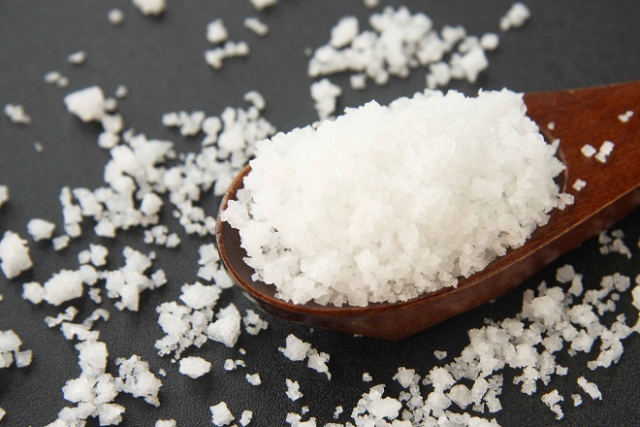 Muối là nguồn nguyên liệu rẻ và dễ dàng tìm thấy trong căn bếp của mỗi gia đình