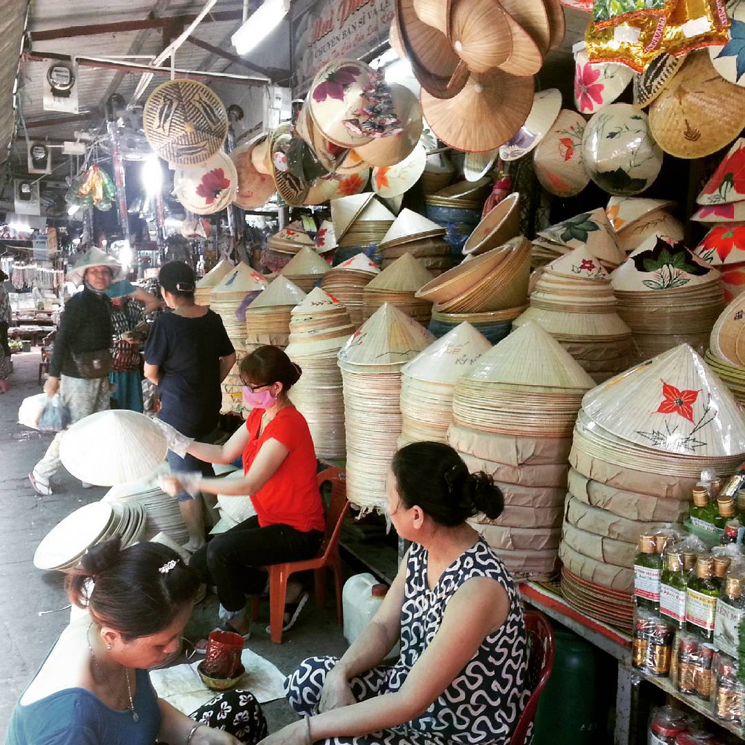 Nón lá được bày bán ở chợ Đông Ba