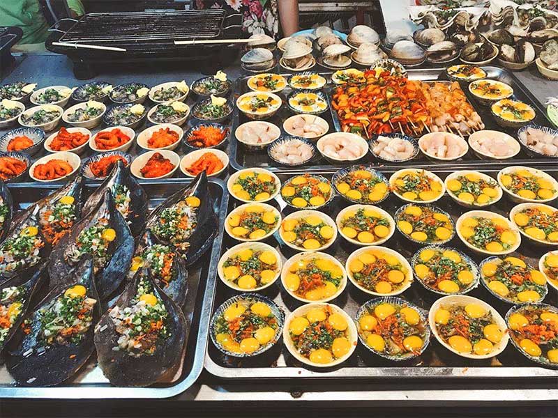 Hải sản ở chợ đêm Phú Quốc tươi ngon, chế biến đa dạng