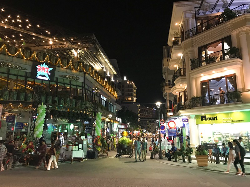 Khám phá du lịch khu phố tây ở Huế vào ban đêm