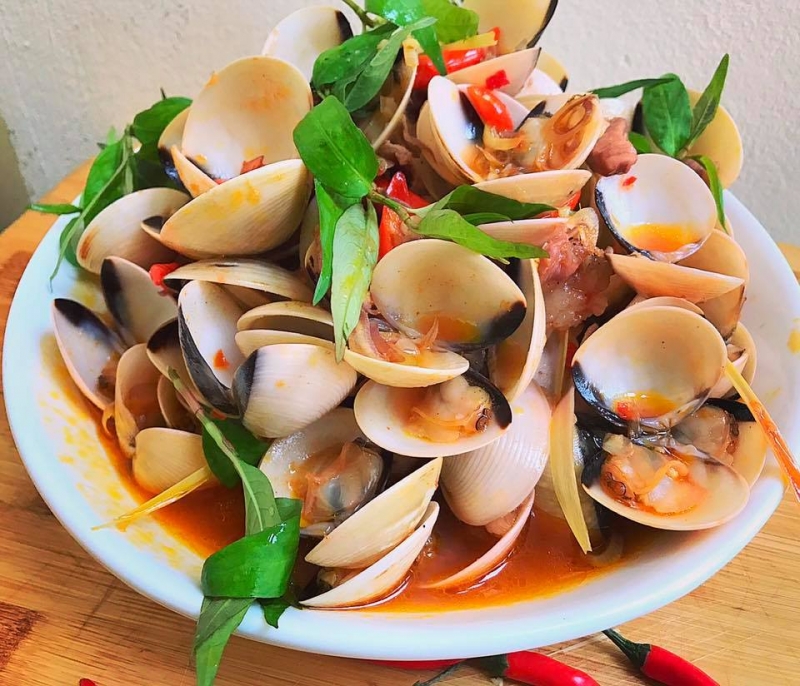 Nghêu hấp sả Thái mang hương vị đặc trưng của ẩm thực xứ sở Chùa Vàng.