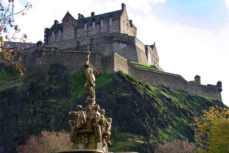 Lâu đài Edinburgh là một trong những địa điểm du lịch nổi tiếng nhất