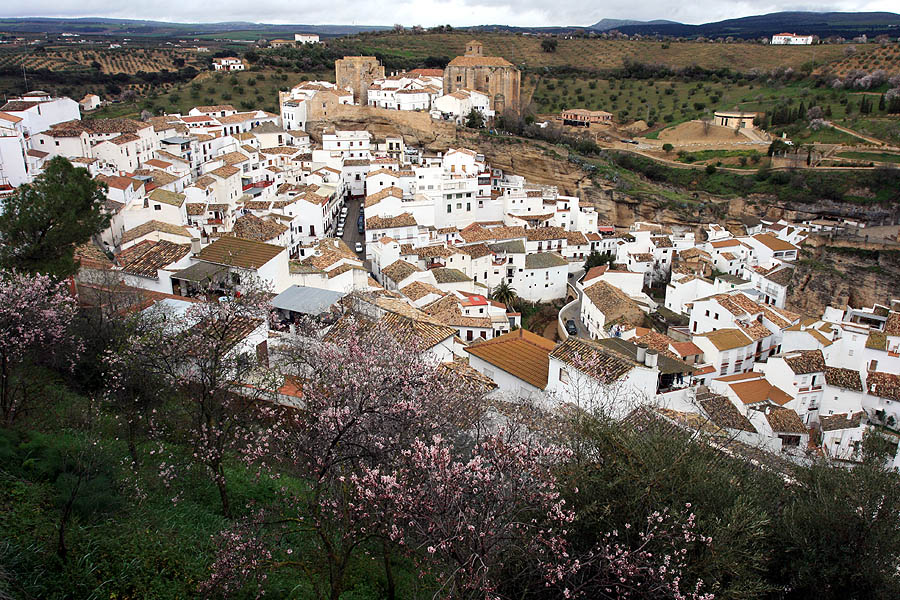 Thị trấn Setenil de las Bodegas (Tây Ban Nha) nổi tiếng với những ngôi nhà xây dựng dưới khối đá khổng lồ